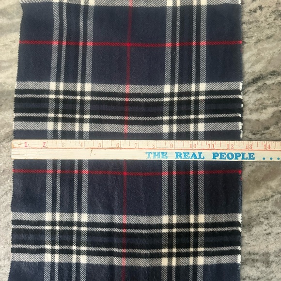 Navy plaid 100% cashmere Made in Scotland scarf, unisex - Picture 5 of 5